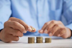  خبراء ومنظمات خيرية يحذرون: تقليص الدعم الاجتماعي يعرّض الأرواح للخطر