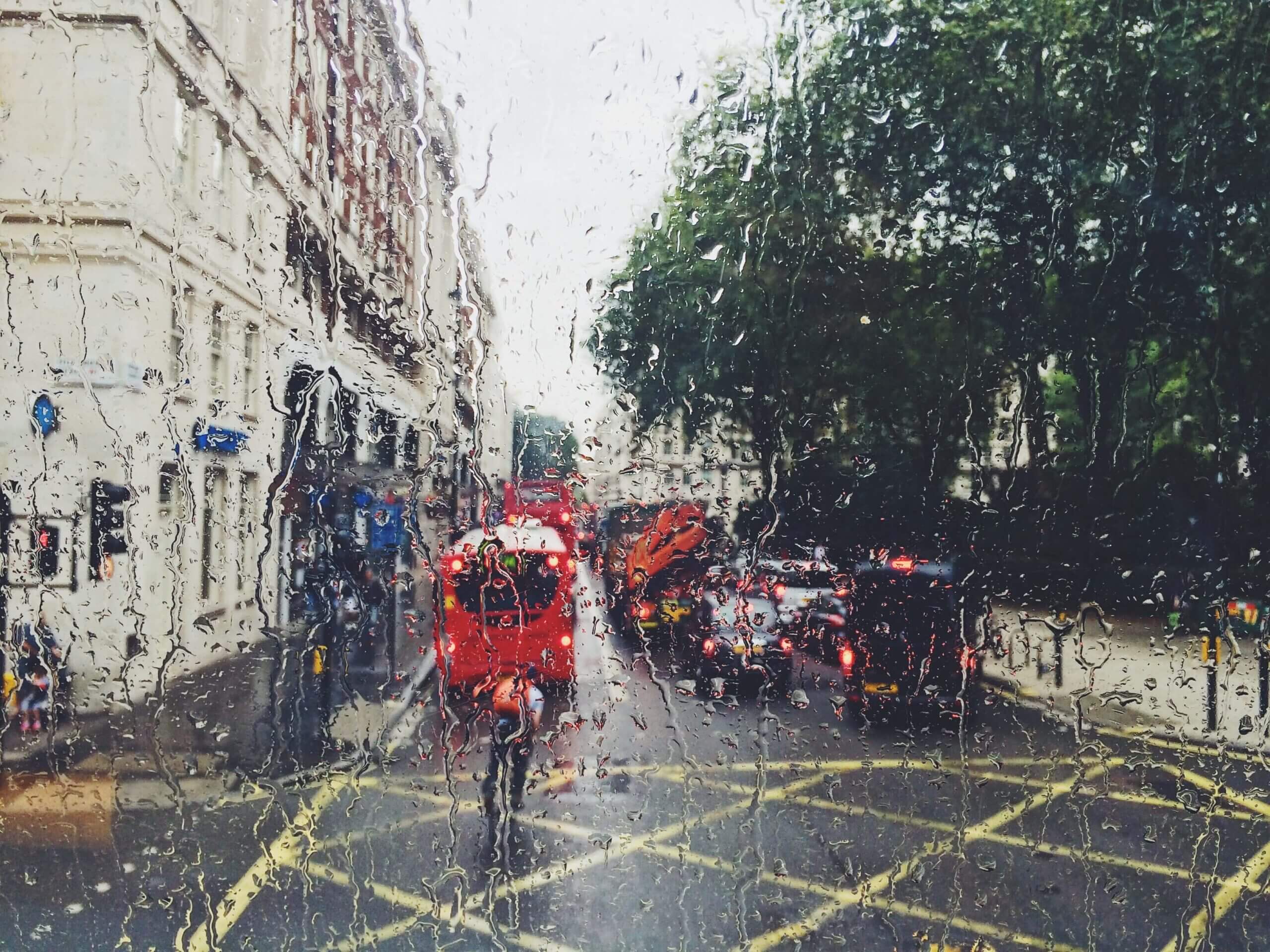 طقس بريطانيا توقعات برياح شديدة مصحوبة بالأمطار بين يدي انخفاض ملموس على درجات الحرارة
