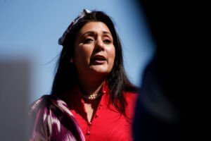 جونسون بين مطرقة إقالة الوزيرة المسلمة و سندان انتظار نتائج التحقيق بحفلاته