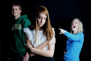 ارتفاع حدة التنمر على الفتيات عبر الإنترنت