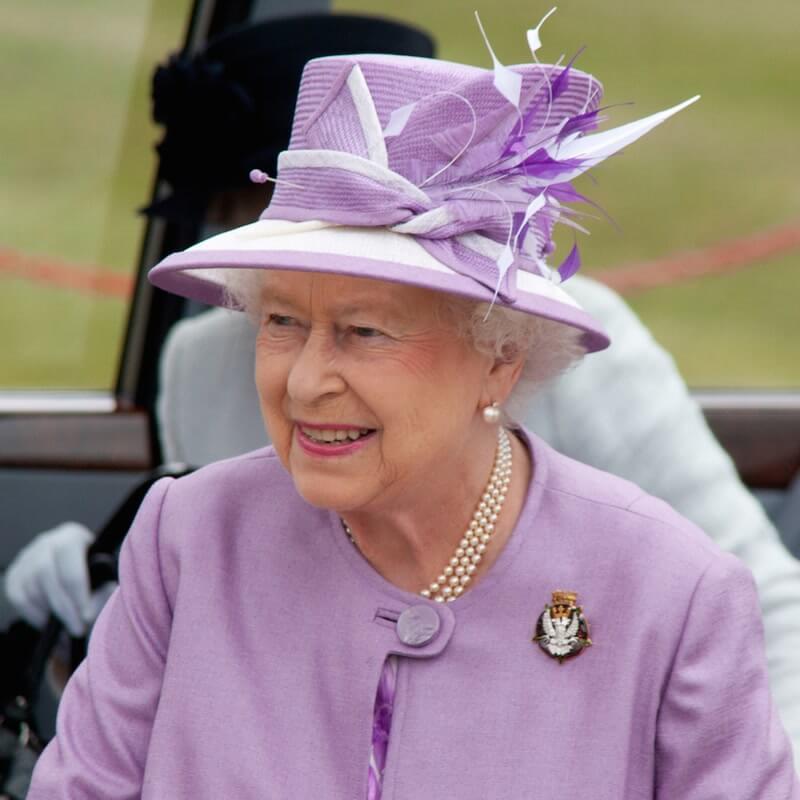 الملكة إليزابيث تعود لأداء المهمّات الملكية بعد شفائها من آثار كورونا