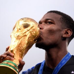 لاعب مانشستر يونايتد بوغبا يتضامن مع طالبات في الهند منعن من الحجاب (تويتر: @Paulpogba)