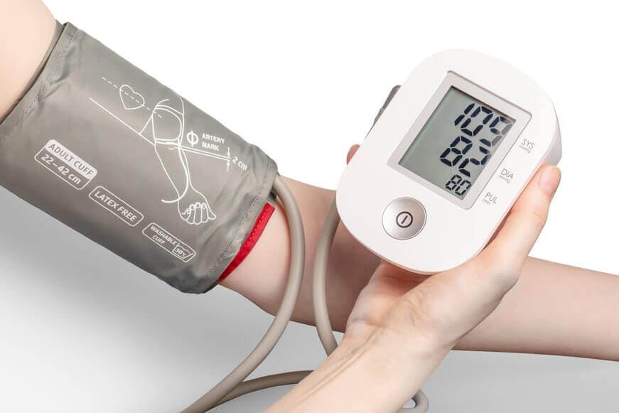 دراسة تحذر المصابين بارتفاع ضغط الدم من تناول المسكنات بشكل دائم