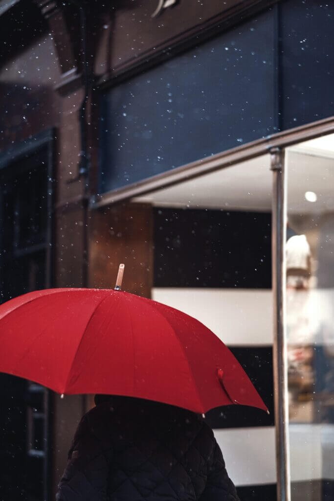 طقس بريطانيا: توقع أمطار مصحوبة بفيضانات غربي البلاد