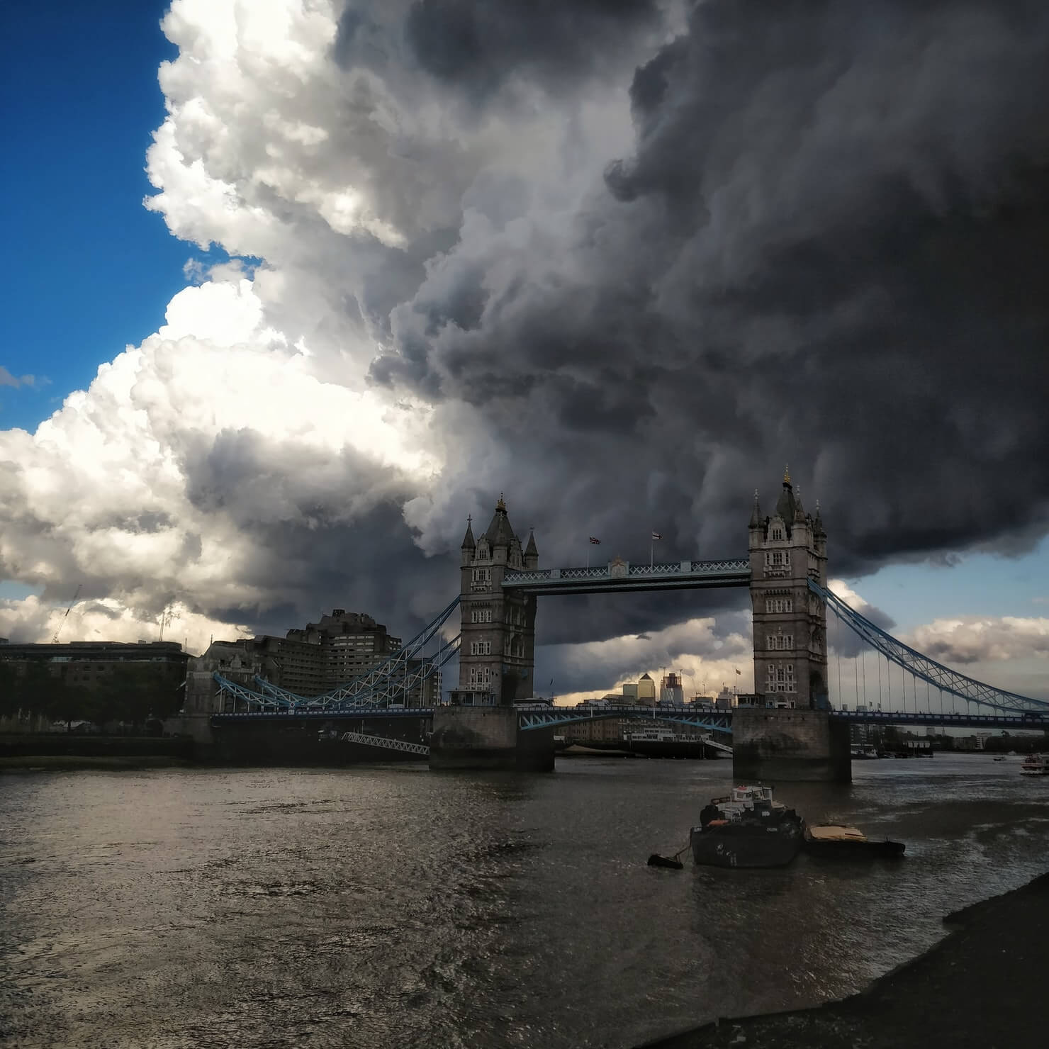 طقس بريطانيا : تحذيرات من العاصفة غلاديس التي ستصل بريطانيا محملة برياح قوية