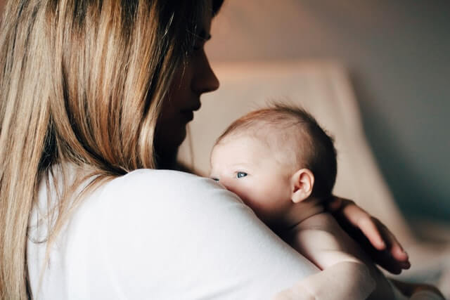 واحدة من كل 10 أمهات تترك العمل من أجل رعاية الأطفال