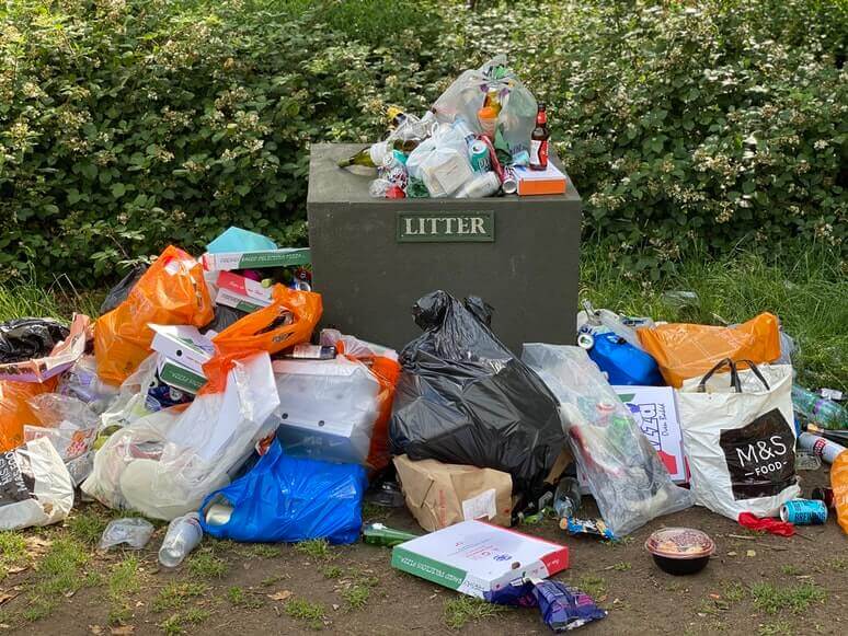 مجالس محلية في بريطانيا تؤوي المشردين وتتوقف عن جمع النفايات تزامنا مع العاصفة 