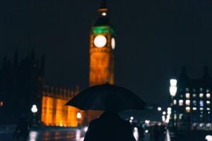طقس بريطانيا: لندن على موعد مع العاصفة دادلي محملة بالأمطار والرياح (انسبلاش)