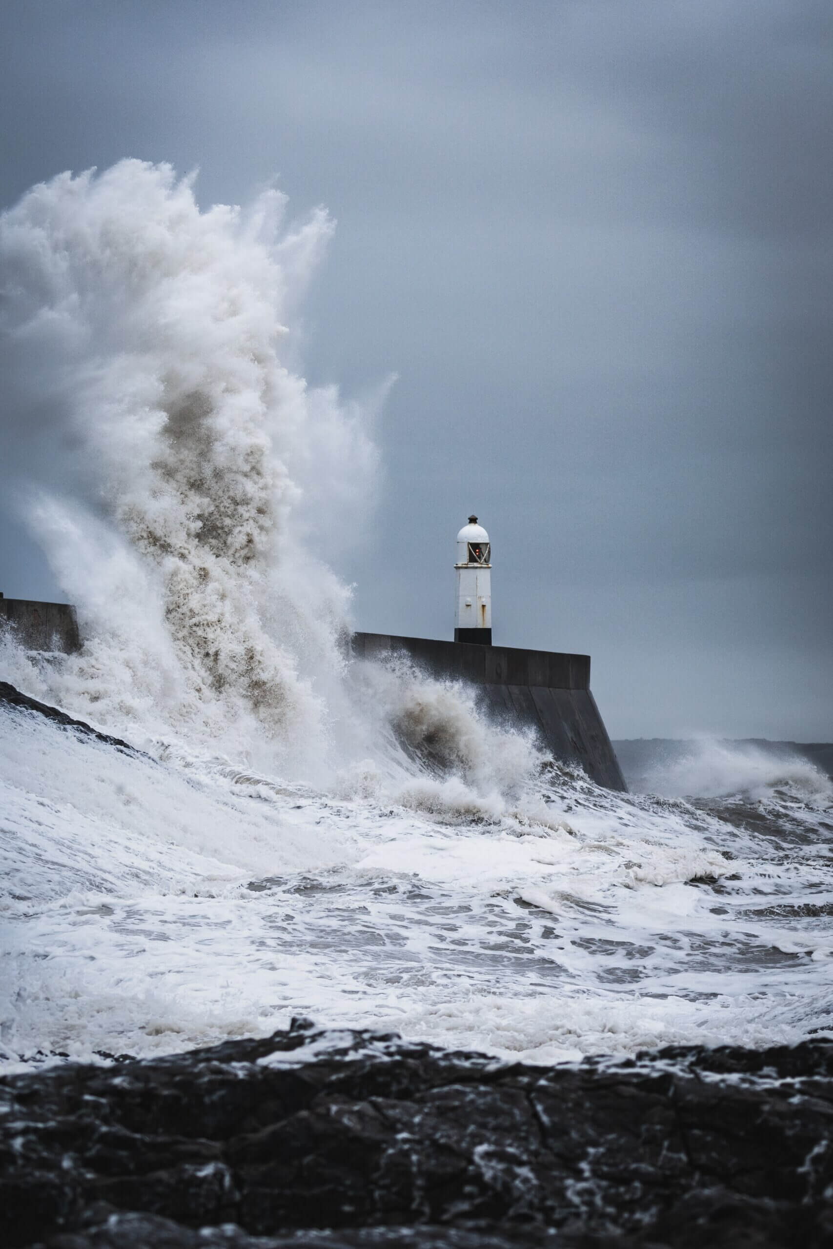 السلطات تطلب البقاء في المنازل تحسُّبًا للعاصفة يونيس الأسوأ في بريطانيا منذ 30 عامًا!