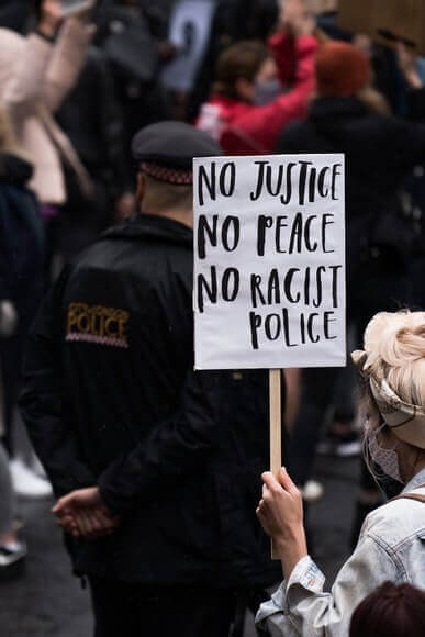 ضابط رفيع يعترف بأن العنصرية لا تزال متغلغلة بين ضباط شرطة لندن