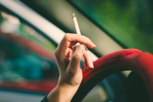 تجريم تدخين السجائر بوجود طفل داخل السيارة في إيرلندا الشمالية