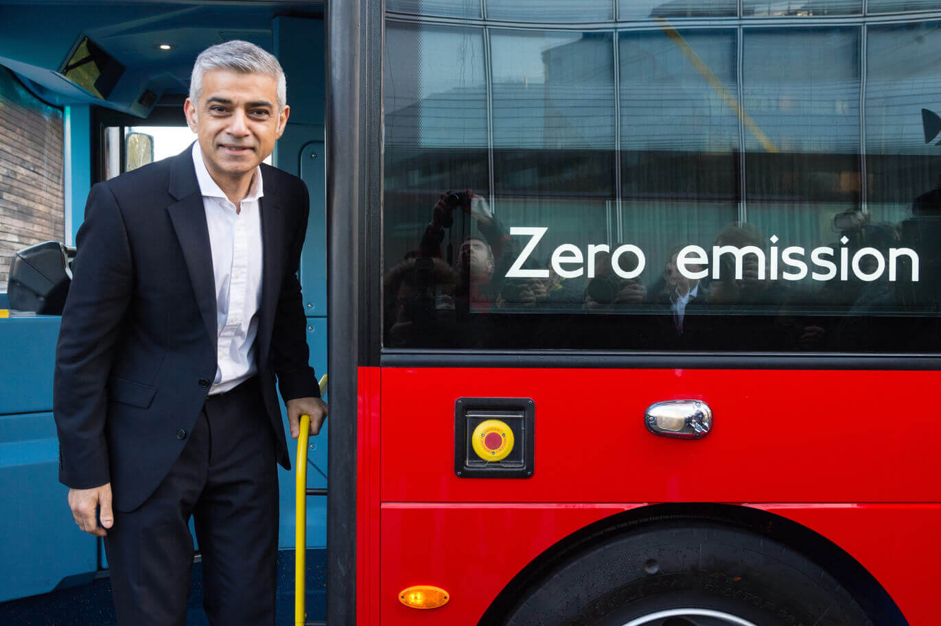 حافلات جديدة للعامة في شوارع لندن مع حامل وشاحن للهاتف الجوال