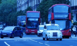 حافلات جديدة للعامة في شوارع لندن مع حامل وشاحن للهاتف الجوال