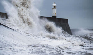 طقس بريطانيا: استمرار التحذير من خطر العواصف على الأرواح والممتلكات