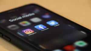 كيف تساهم منشوراتك على السوشيال ميديا بسرقة منزلك؟