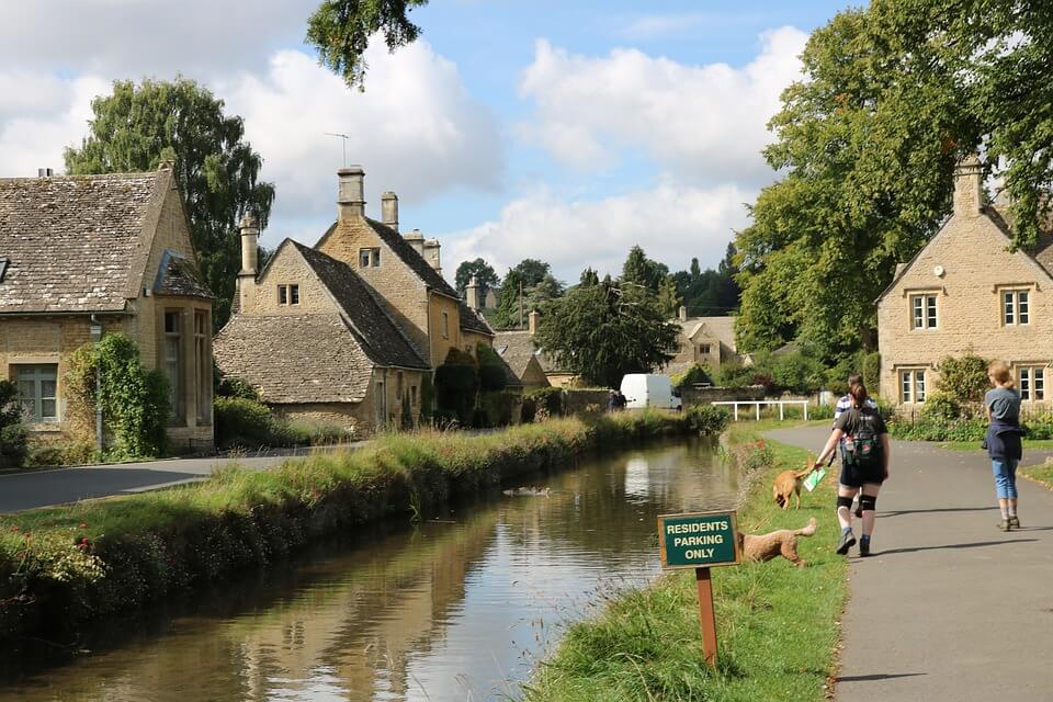 قرية كوتسوولدز في بريطانيا تصنف كواحدة من أجمل القرى في العالم