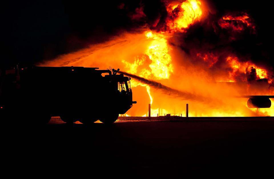 فرق الإطفاء تهرع لإطفاء الحريق في بيرمينغهام 