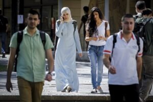 كليةكلية شرق لندن تمنع طالبا من الصلاة وتسأل طالبة عن علاقتها بداعش شرق لندن تمنع طالبا من الصلاة وتسأل طالبة عن علاقتها بداعش