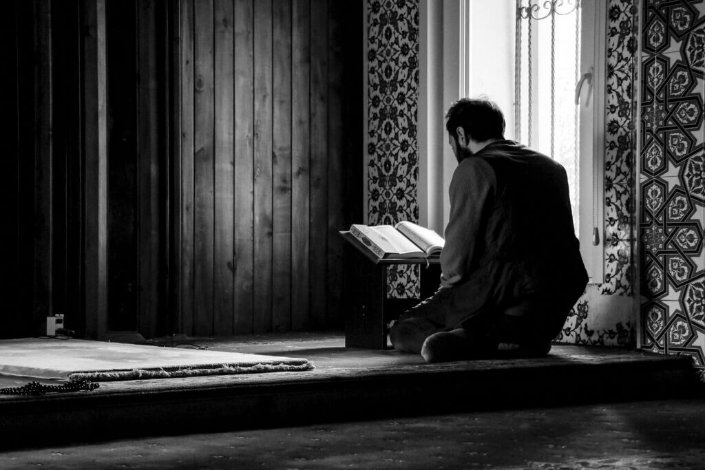 رجل يقرأ القرآن- رمضان