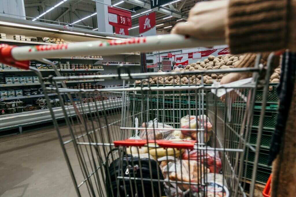 المستهلكون في بريطانيا يشتكون من ارتفاع أسعار المواد الغذائية (أنسبلاش)