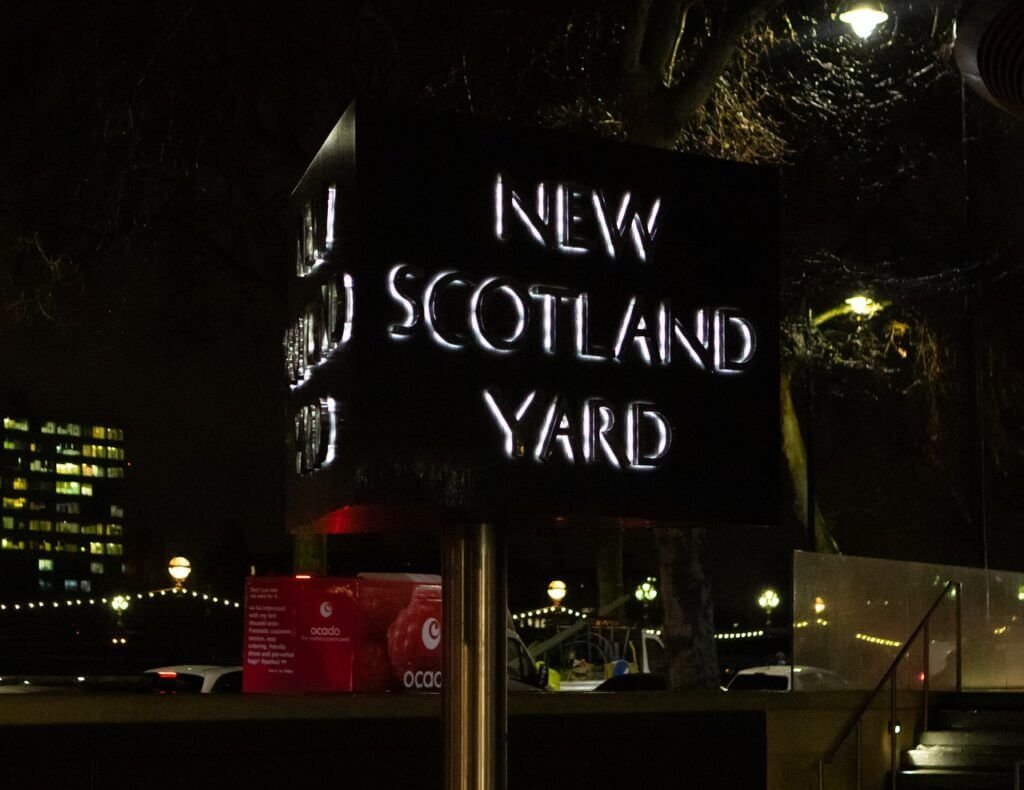 الشرطة تكتشف جريمة قتل سيدة مسلمة بعد تأخرها في جلب أطفالها من المدرسة (أنسبلاش)