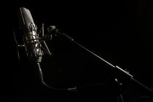 سبّاك " مواسرجي " بريطاني يتعاقد مع هوليوود بعد غنائه أثناء صيانته لدورة مياه