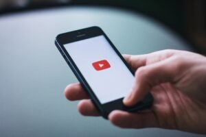 سجين بريطاني يصور فيديوهات من زنزانته ويوتيوب يرفض حذف حسابه! 