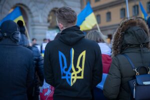 التعاطف مع أوكرانيا: متبرعون يقدمون الملايين والملكة على رأسهم ومتاجر توقف بيع الفودكا الروسية (أنسبلاش)