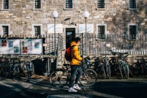 هل حان الوقت لبيع سيارتك واقتناء دراجة هوائية ؟ (Unsplash)
