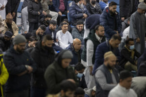 مصلون في لندن لصلاة التراويح رمضان 2022 لمقال أخطاء كبيرة بحق الدين يقع بها بعض المسلمين في الغرب لعدنان حميدان