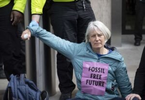 اعتقال عدد من مناهضي الوقود في لندن بعد أضرار تسببوا بها لمحطة تزويد