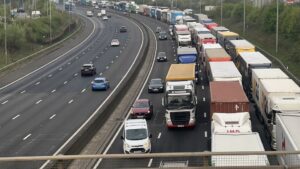 هيئة الطرقات البريطانية تحث السائقين على الابتعاد عن الطريق M25