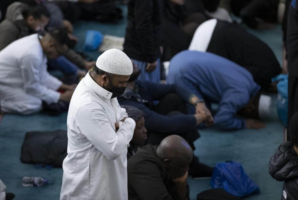 رجل يصلي في مسجد