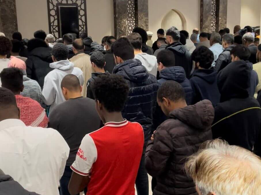 مصلون في المسجد