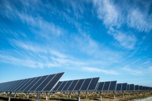 الحكومة البريطانية تعلن تمويل مشاريع دعم تركيب الألواح الشمسية