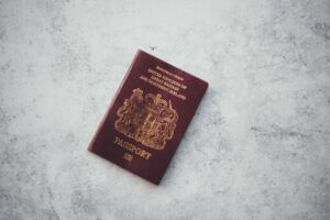 كيف تتحقق من صلاحية جواز سفرك البريطاني؟ (آنسبلاش)