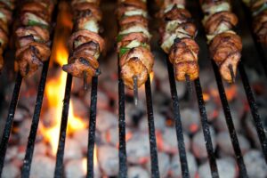 بريطانيا تدرس حظر الشوايات المؤقتة تزامنًا مع اجتماع طارئ لمواجهة حرائق الغابات