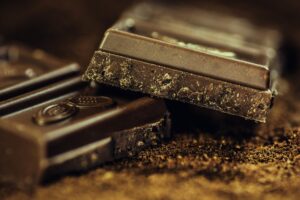 تحذير السائقين من تناول كميات كبيرة من الشوكولاتة (بيكسباي)