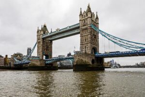 جسر لندن تحت ما يبدو مثل موجة من البرد يشهدها طقس بريطانيا