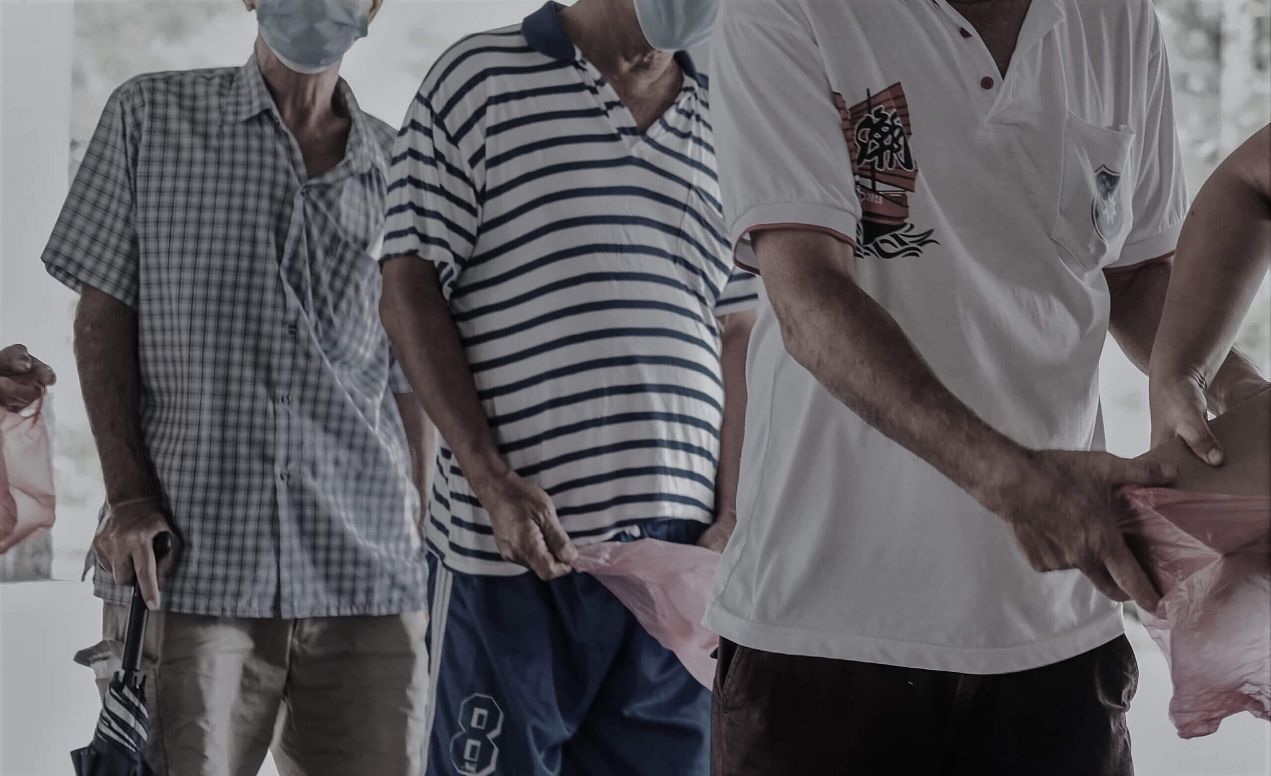 طوابير طويلة خارج مسجد نيوكاسل بانتظار الحصول على طعام (2)