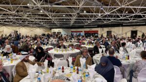 صورة للحضور في إفطار لجمع تبرعات لترميم منازل مخيمات الشتات في الأردن