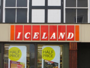 واجهة محل Iceland الذي خفض أسعار الخضار لباوند واحد