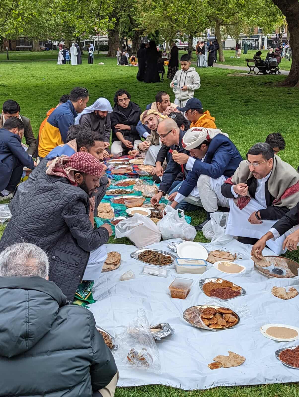 أبناء الجالية اليمنية يتناولون الإفطار