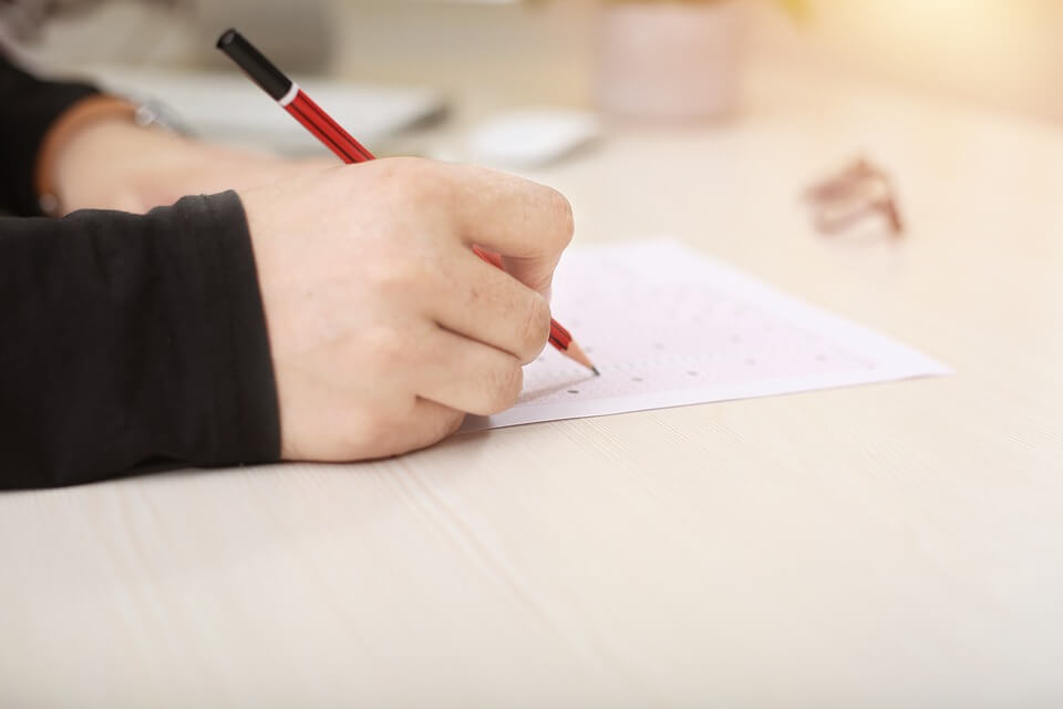 كيف علقت وزارة التربية البريطانية على نقص المراقبين 