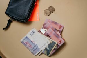 كيف يمكن أن أحصل على 400£ للطاقة و 650£ لمواجهة الغلاء في بريطانيا ؟