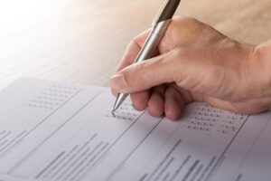 قانون مرتقب في بريطانيا يلزم المتاجر بقبول الدفع النقدي
