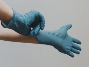 قفازات أطباء للاستجابة لفيروس جدري القرود