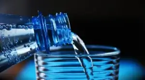 ضرورة شرب الماء لتعويض نقص السوائل خلال أيام الحر