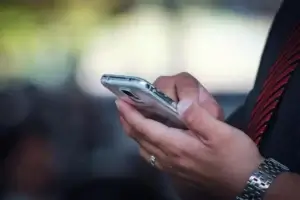 تحذير للمسافرين البريطانيين من استخدام الهواتف في المطارات