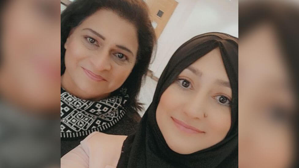 سيدة مسلمة وابنتها تفتحان منزلهما لاستضافة من يعانون الوحدة في العيد